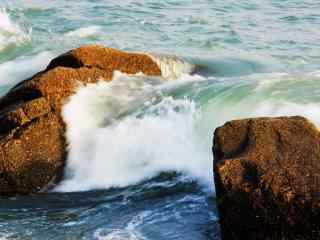 拍打着岩石的海浪桌面壁纸