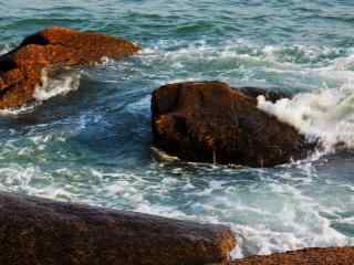 拍打在岩石上的海浪风景壁纸