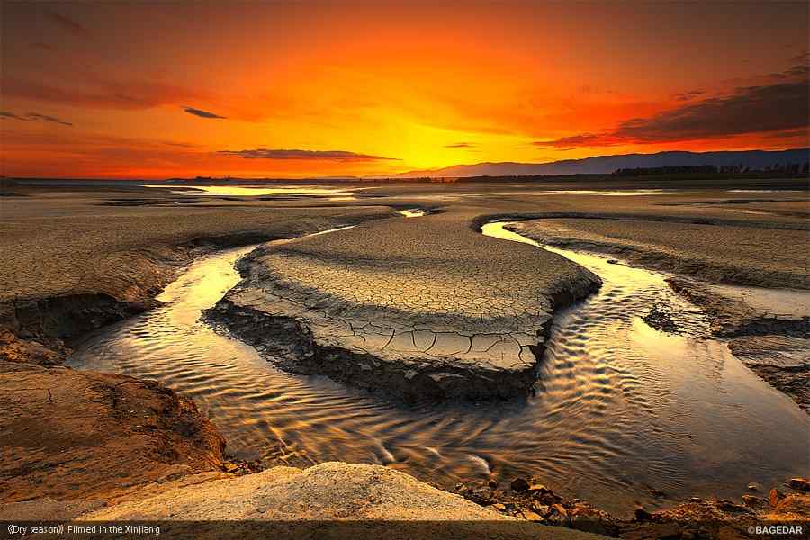 夕阳余辉下的新疆河流桌面壁纸
