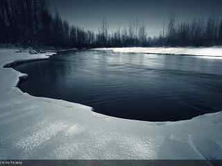 冬日里结了冰的河