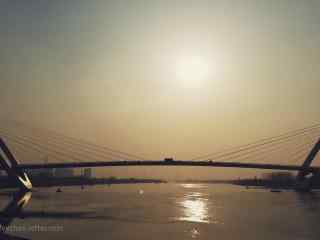 夕阳下的大桥横跨整个河流桌面壁纸