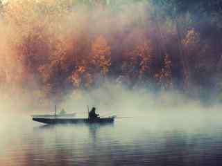 小船在云烟缭绕的河面上桌面壁纸