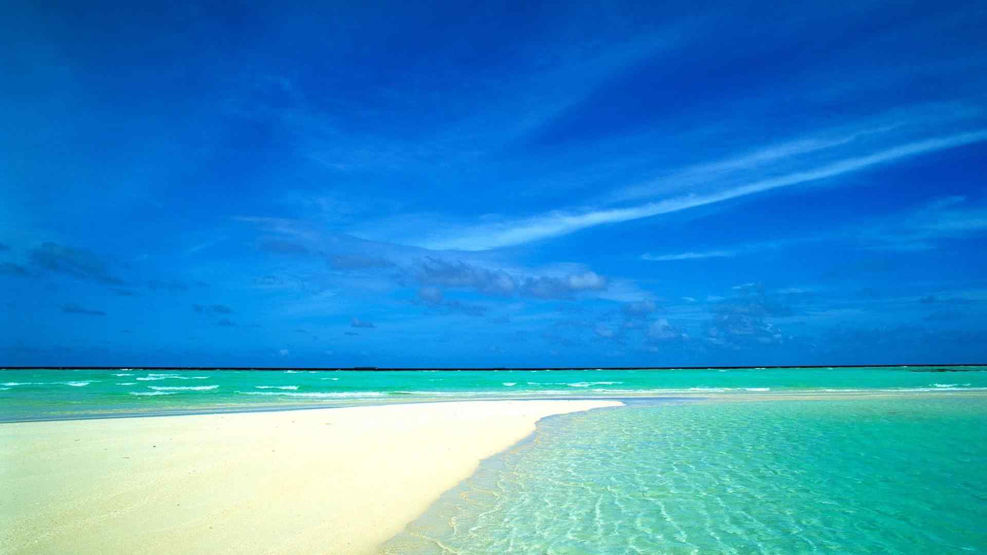 蔚蓝的大海金色沙滩桌面壁纸