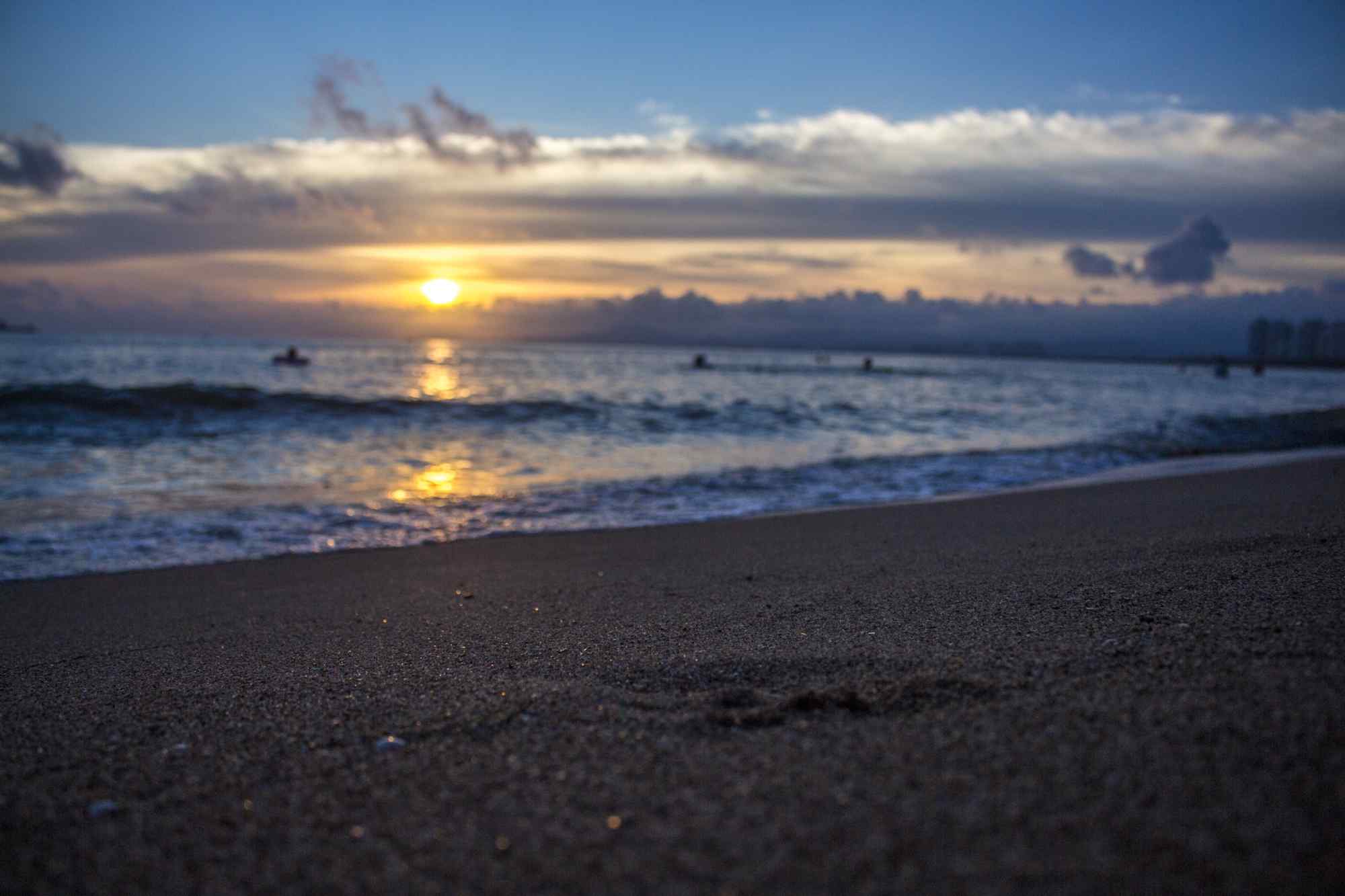 清晨海边宁静沙滩桌面壁纸