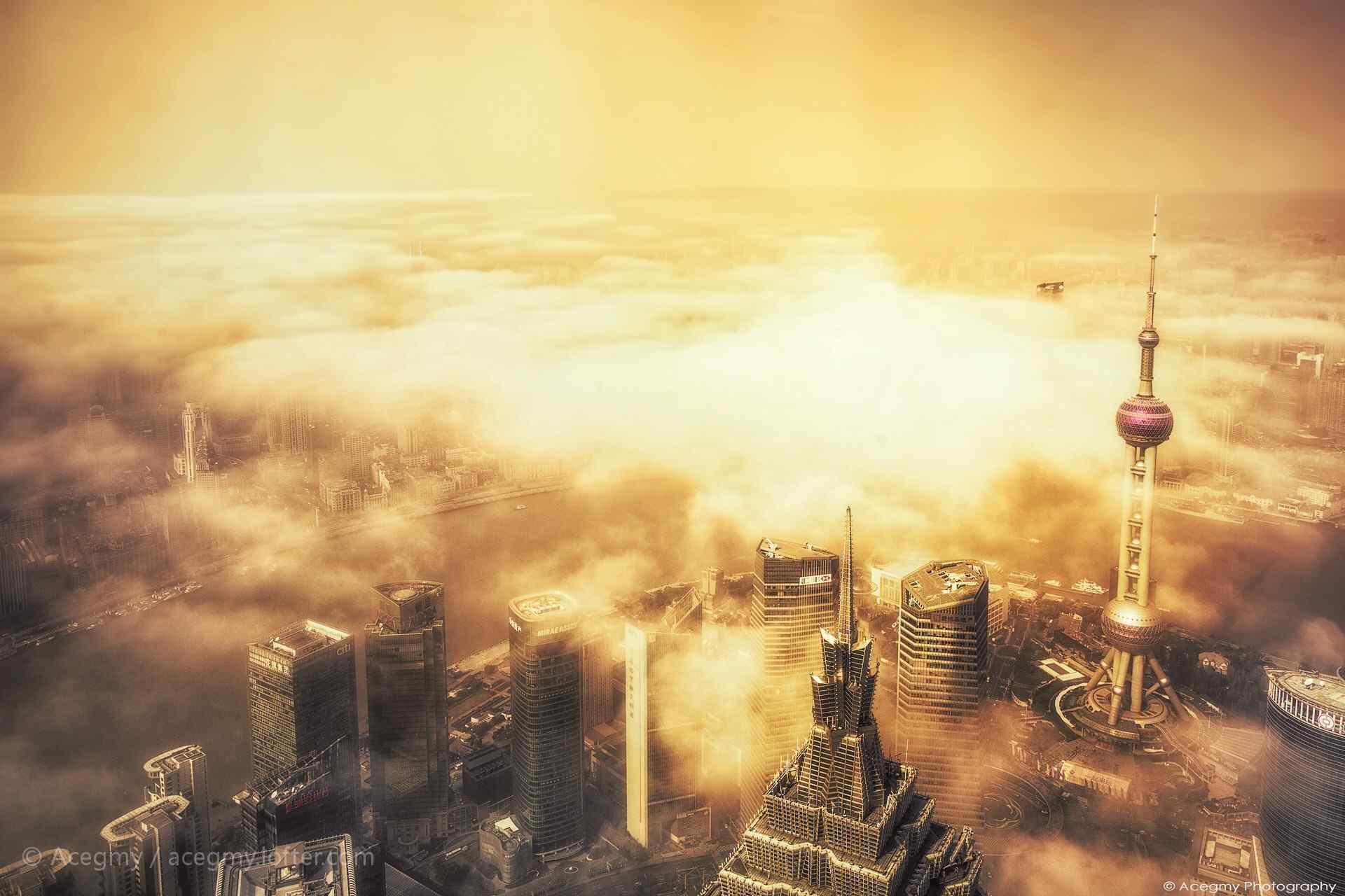 云雾缭绕下的上海外滩桌面壁纸