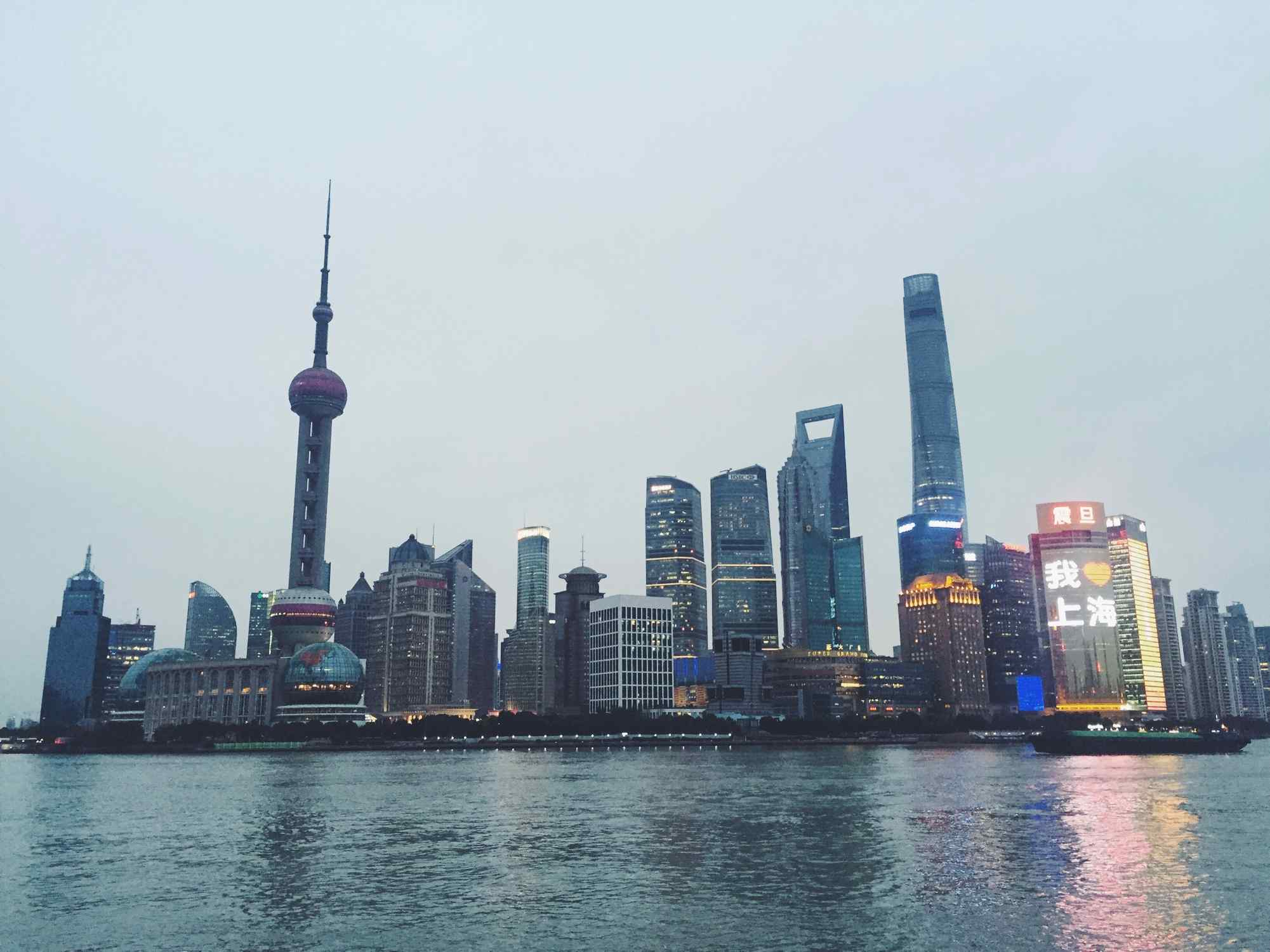 上海外滩高楼建筑和黄浦江桌面壁纸