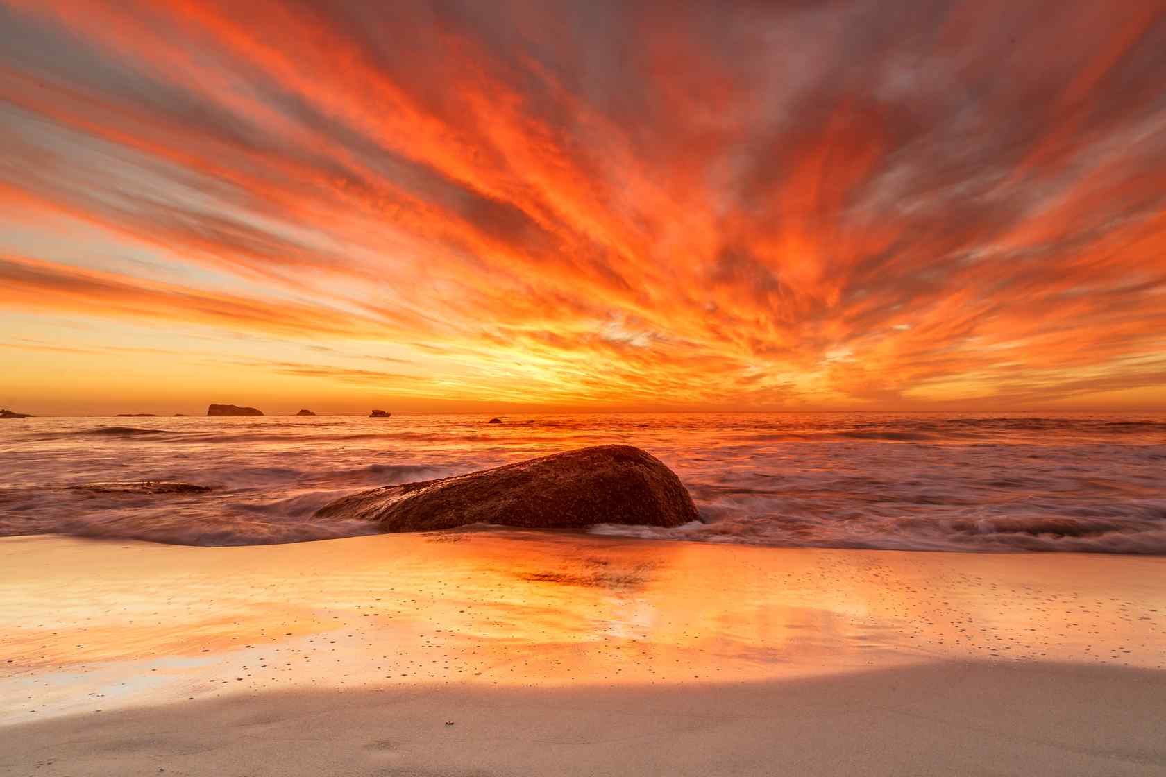 火红的夕阳照亮着金色沙滩桌面壁纸