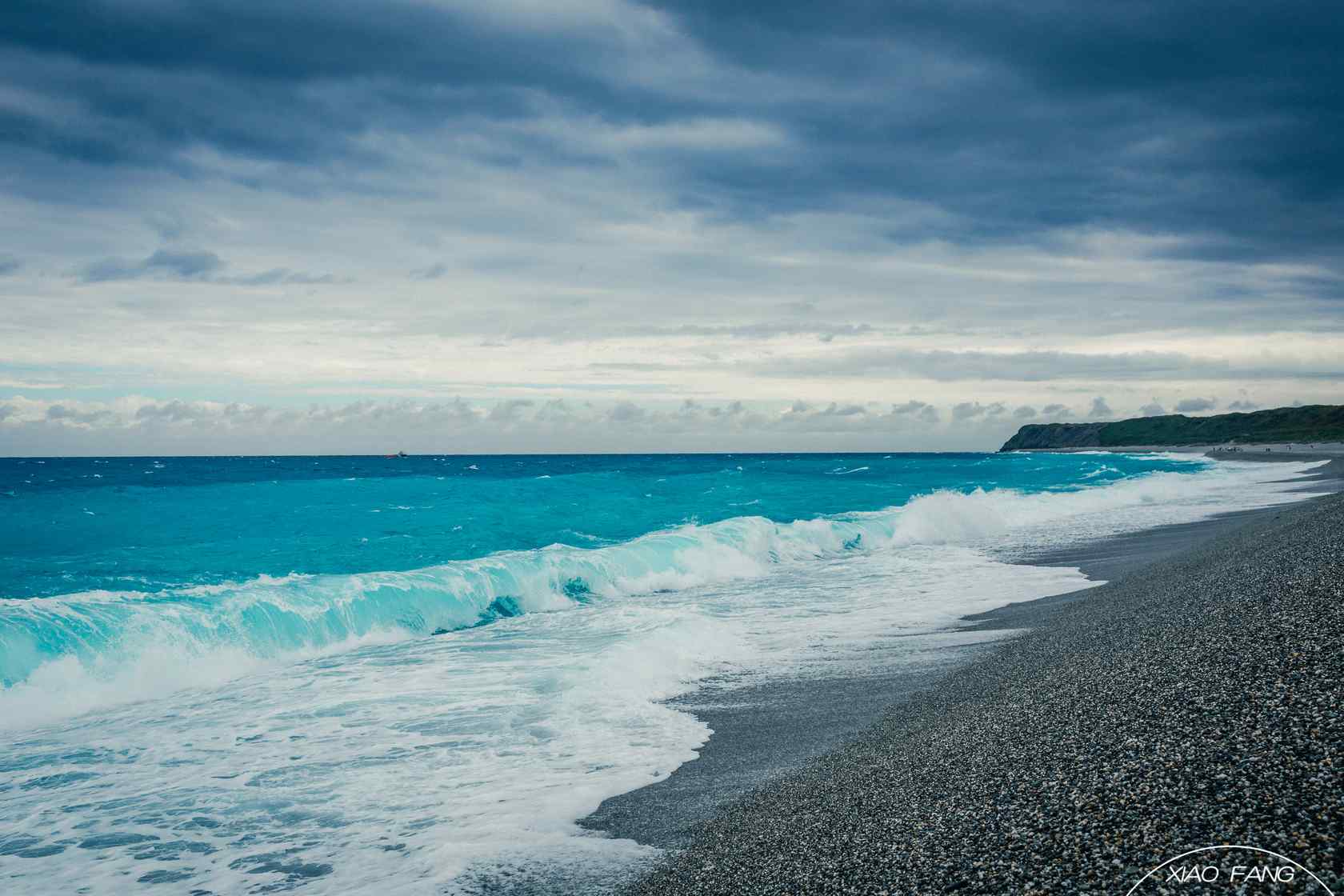 蔚蓝的大海冲刷着沙滩桌面壁纸