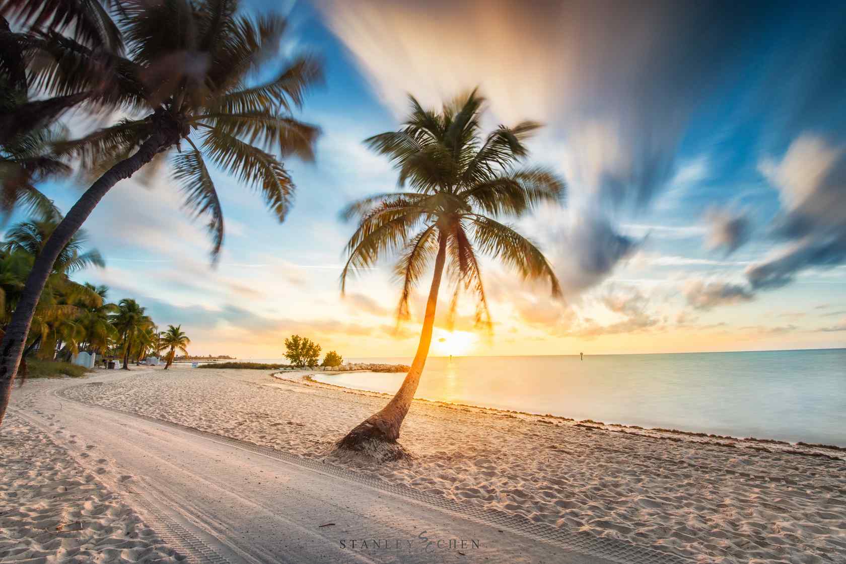 唯美夏日沙滩椰树桌面壁纸