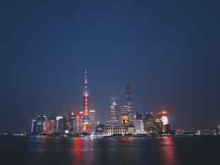 夜晚宁静的上海外滩夜景桌面壁纸