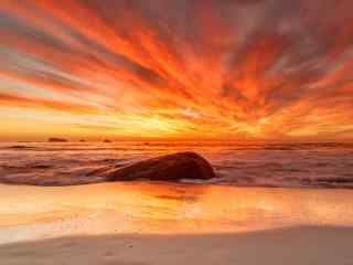 火红的夕阳照亮着金色沙滩桌面壁纸