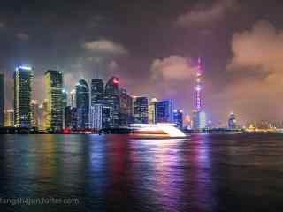 夜晚灯光交错的上海外滩桌面壁纸