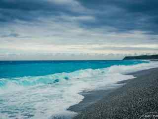 蔚蓝的大海冲刷着沙滩桌面壁纸
