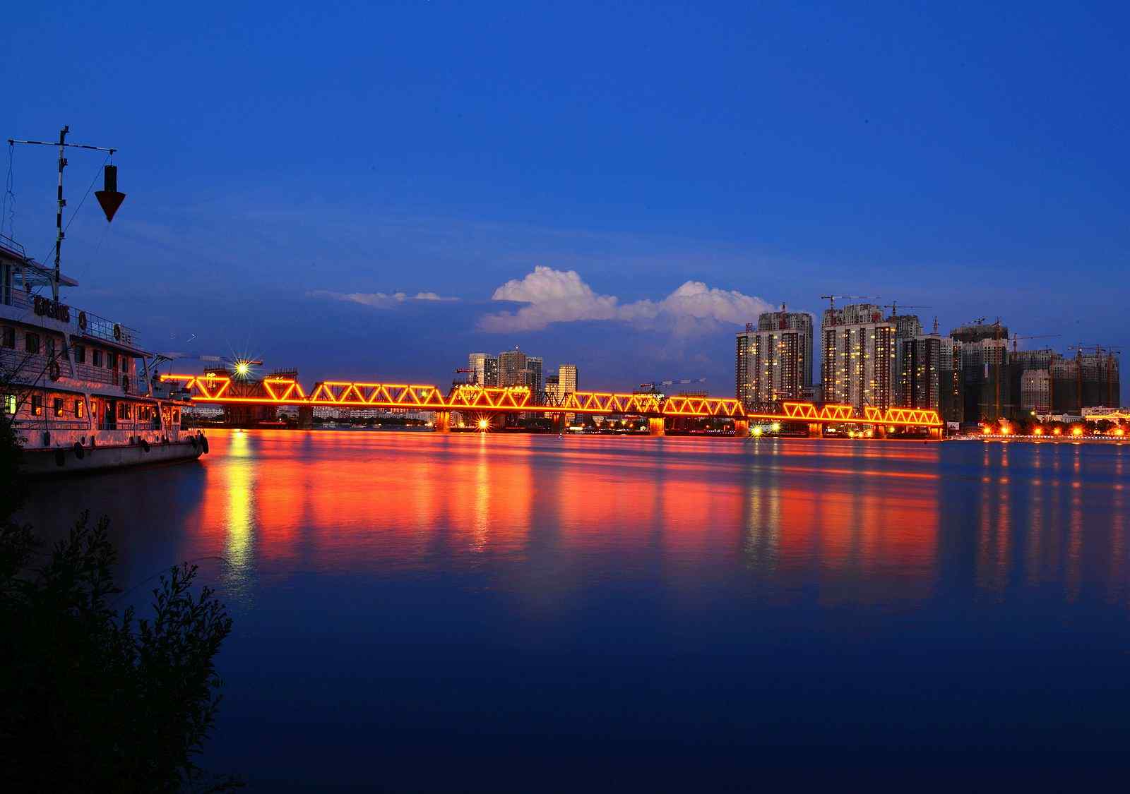 哈尔滨的松花江夜景图片