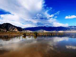 蓝天下唯美的雅鲁藏布江风景壁纸