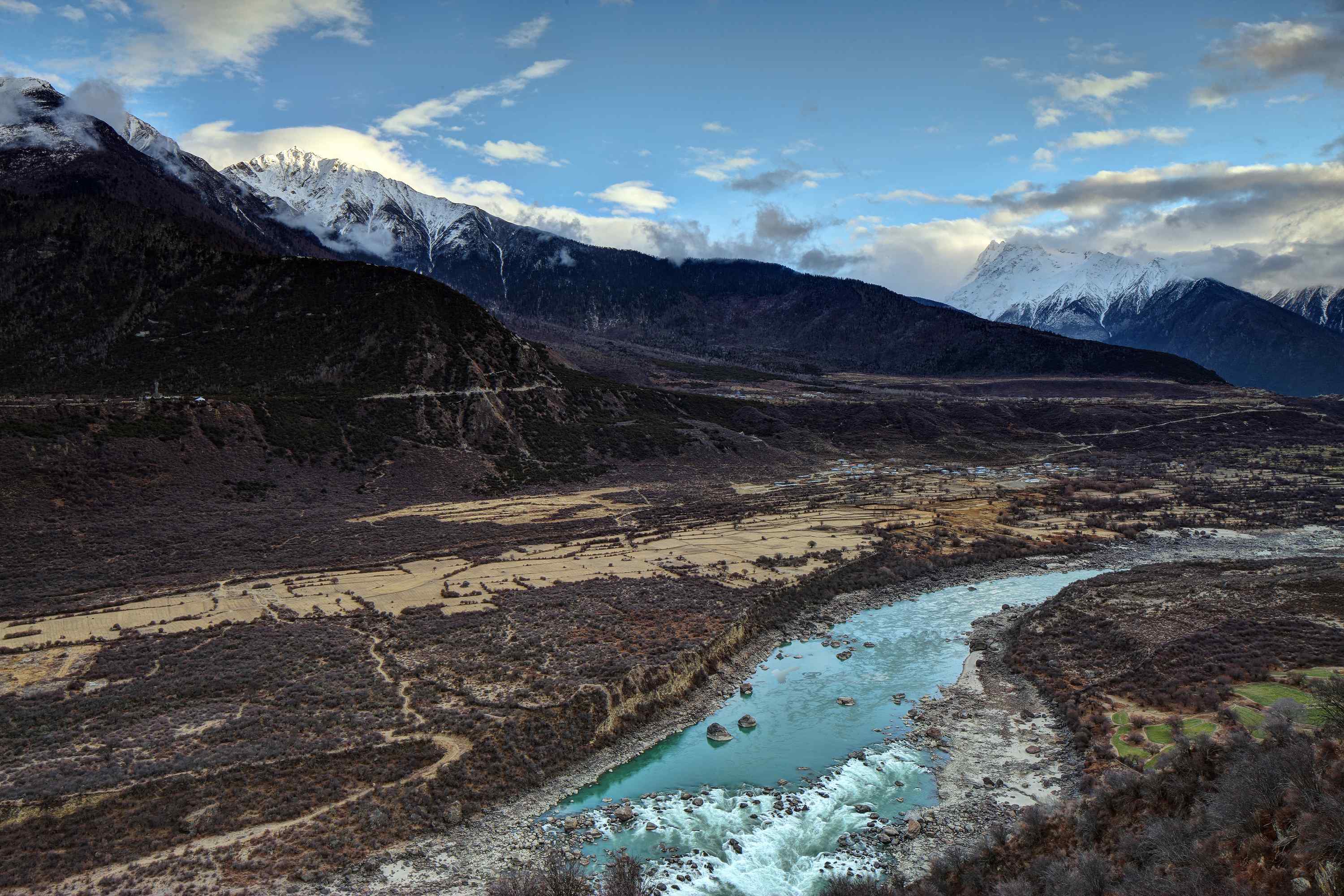 壮观的西藏拉萨山脉河流桌面壁纸