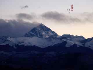 唯美雪山上的珠穆朗玛峰桌面壁纸