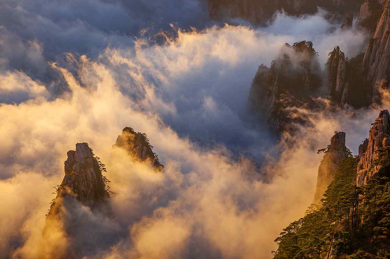 唯美云雾围绕在黄山山顶桌面壁纸