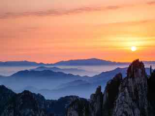 落日彩霞下的黄山