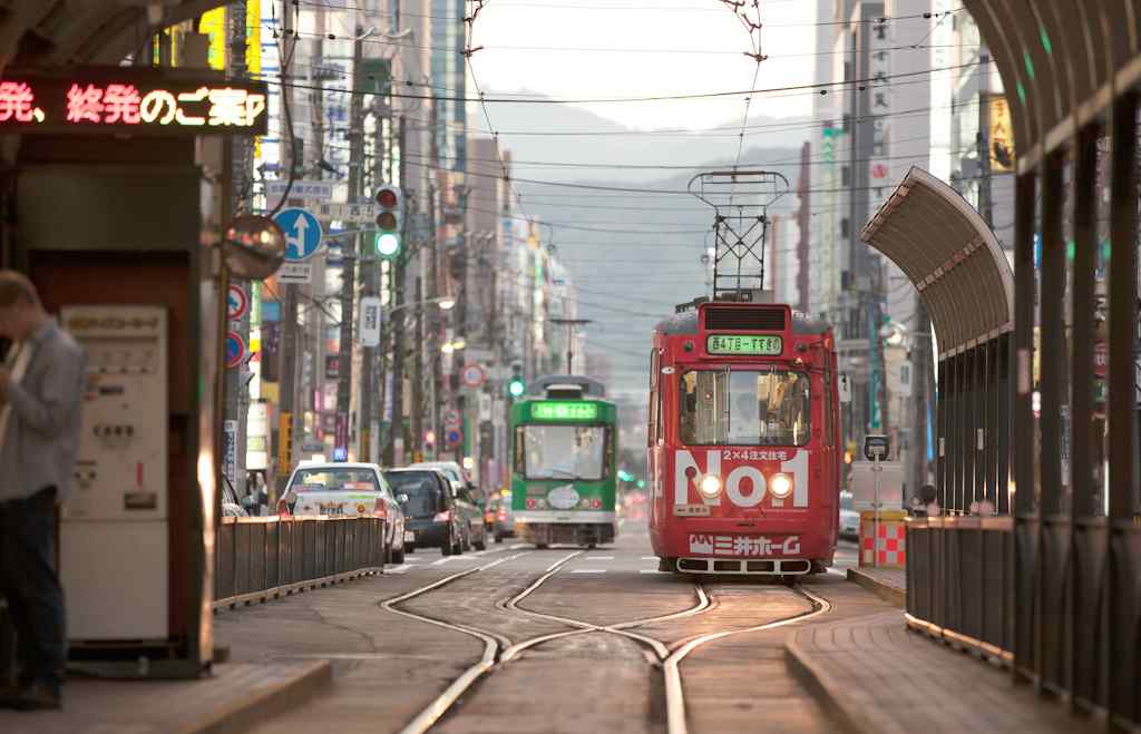 日本街头行驶的复古电车桌面壁纸