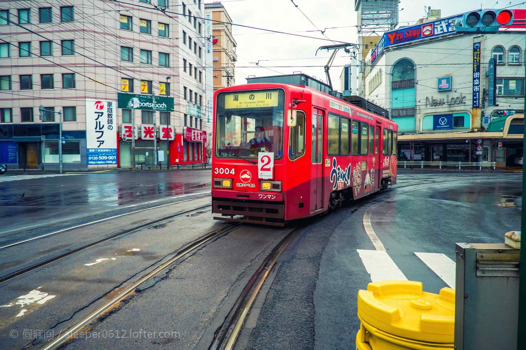 城市街道上的红色电车桌面壁纸