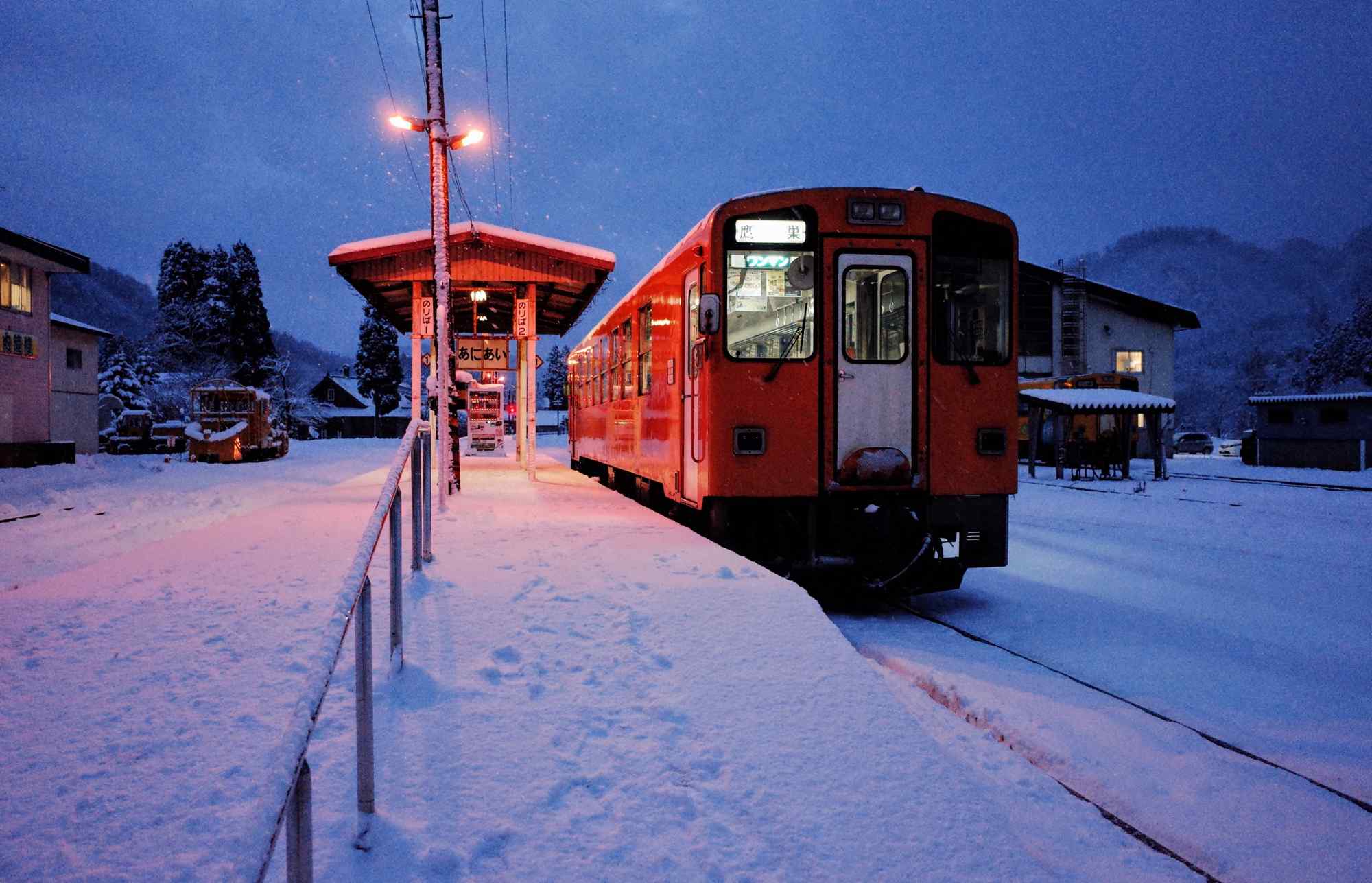 夜晚大雪中的红色电车桌面壁纸