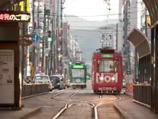 日本街头行驶的复古电车桌面壁纸