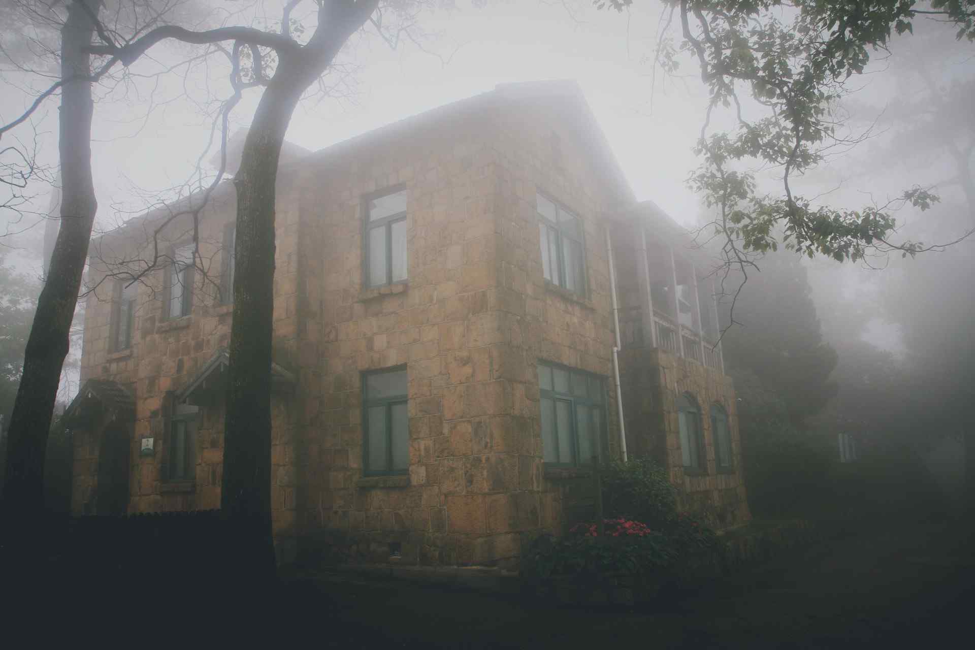 莫干山雾气缭绕的老房子桌面壁纸