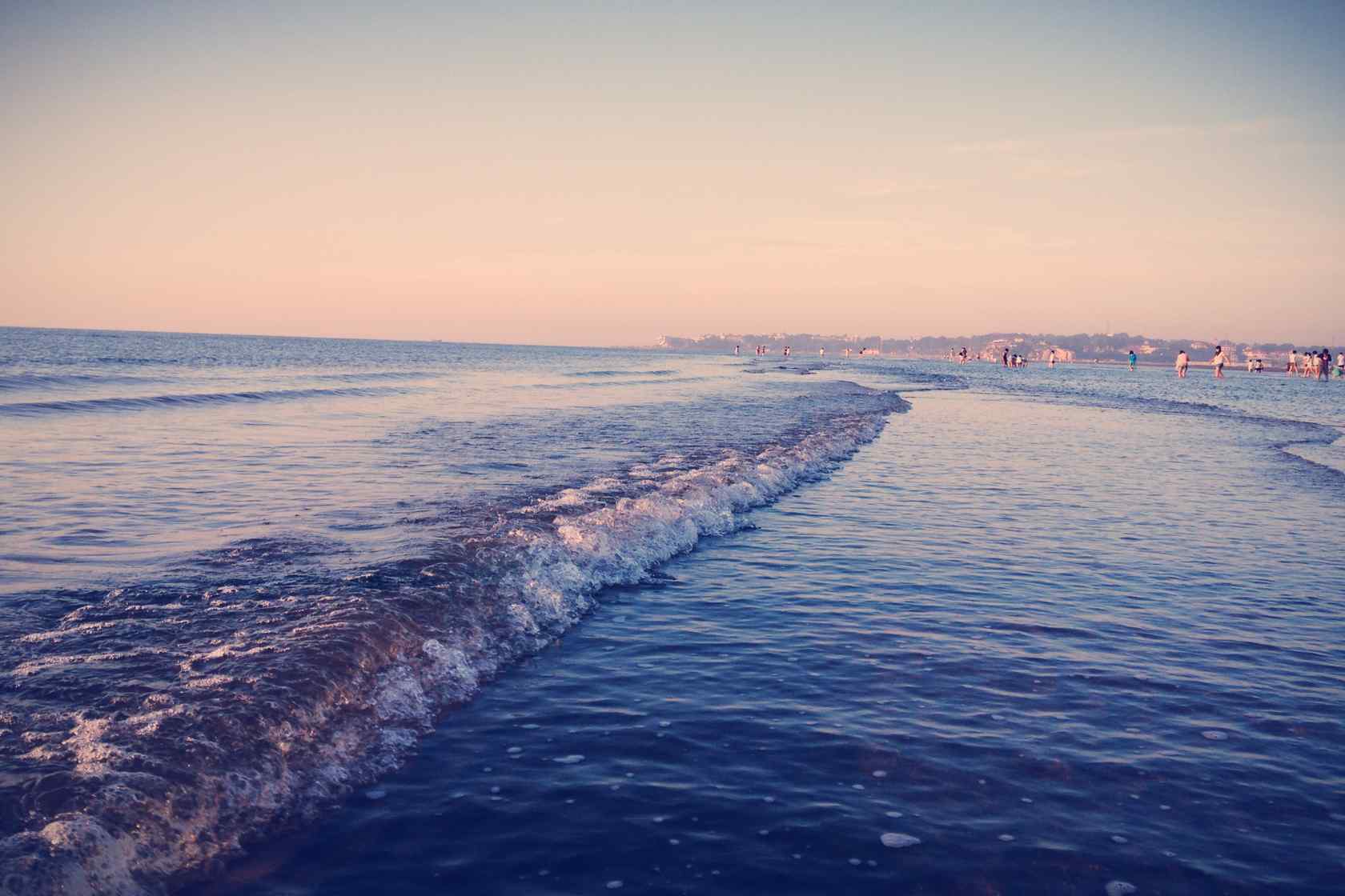北戴河浪花拍打着海面桌面壁纸