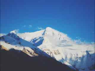唯美蓝天下的珠穆朗玛峰雪山图片
