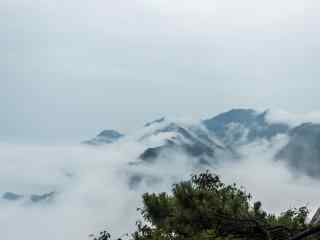 云层缭绕的庐山山峰桌面壁纸
