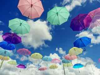 创意晴朗天空与伞桌面壁纸