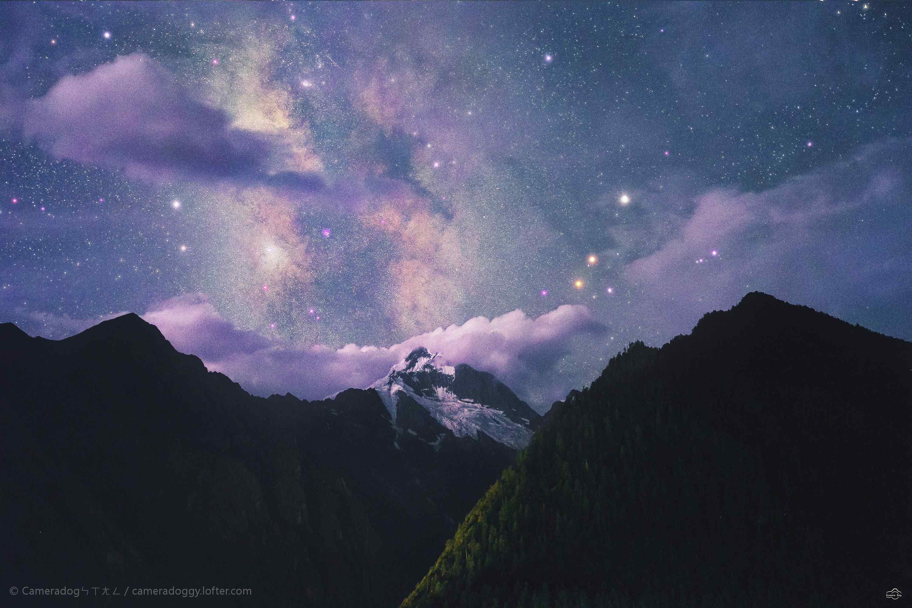 浪漫紫色星空下的梅里雪山桌面壁纸