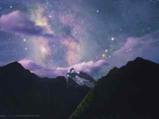 浪漫紫色星空下的梅里雪山桌面壁纸