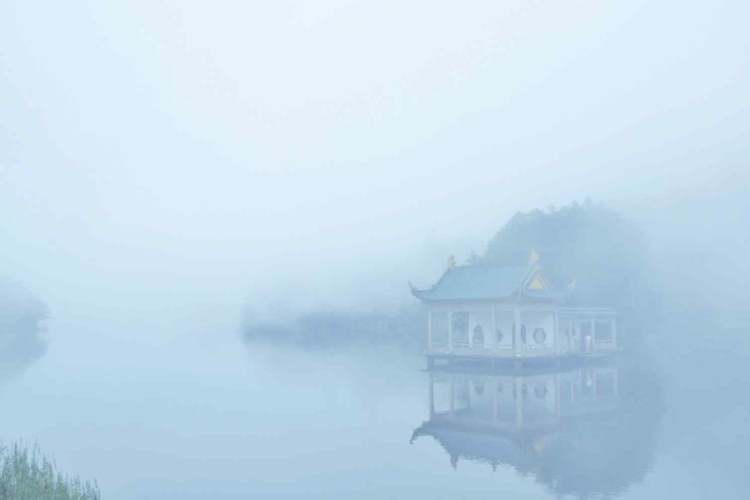 云雾缭绕的庐山如琴湖桌面壁纸