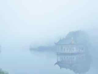 云雾缭绕的庐山如琴湖桌面壁纸