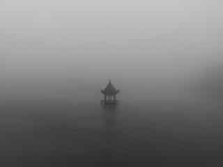 云雾围绕着庐山如琴湖桌面壁纸