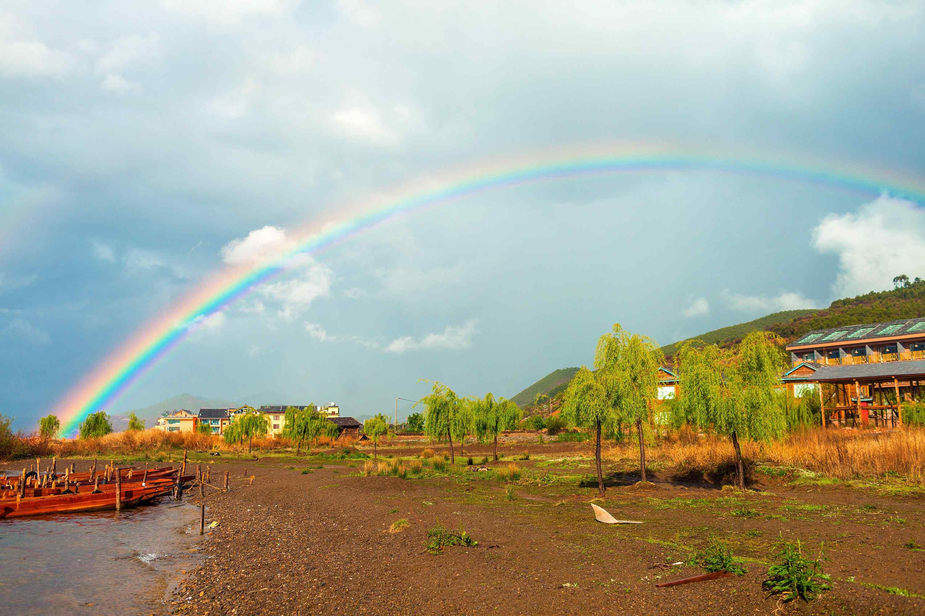 泸沽湖上的彩虹风景图片