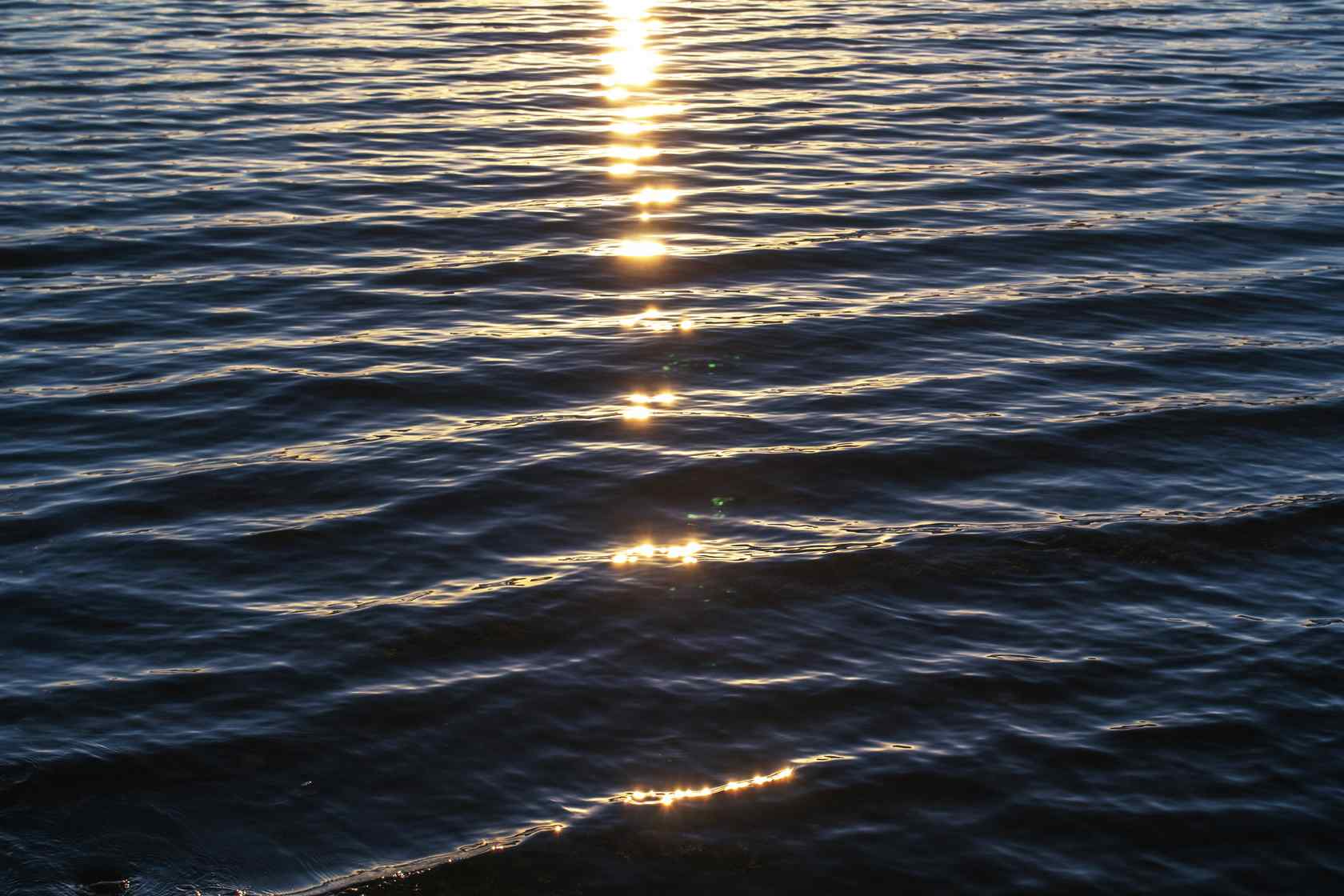 落日余晖下的泸沽湖美景壁纸