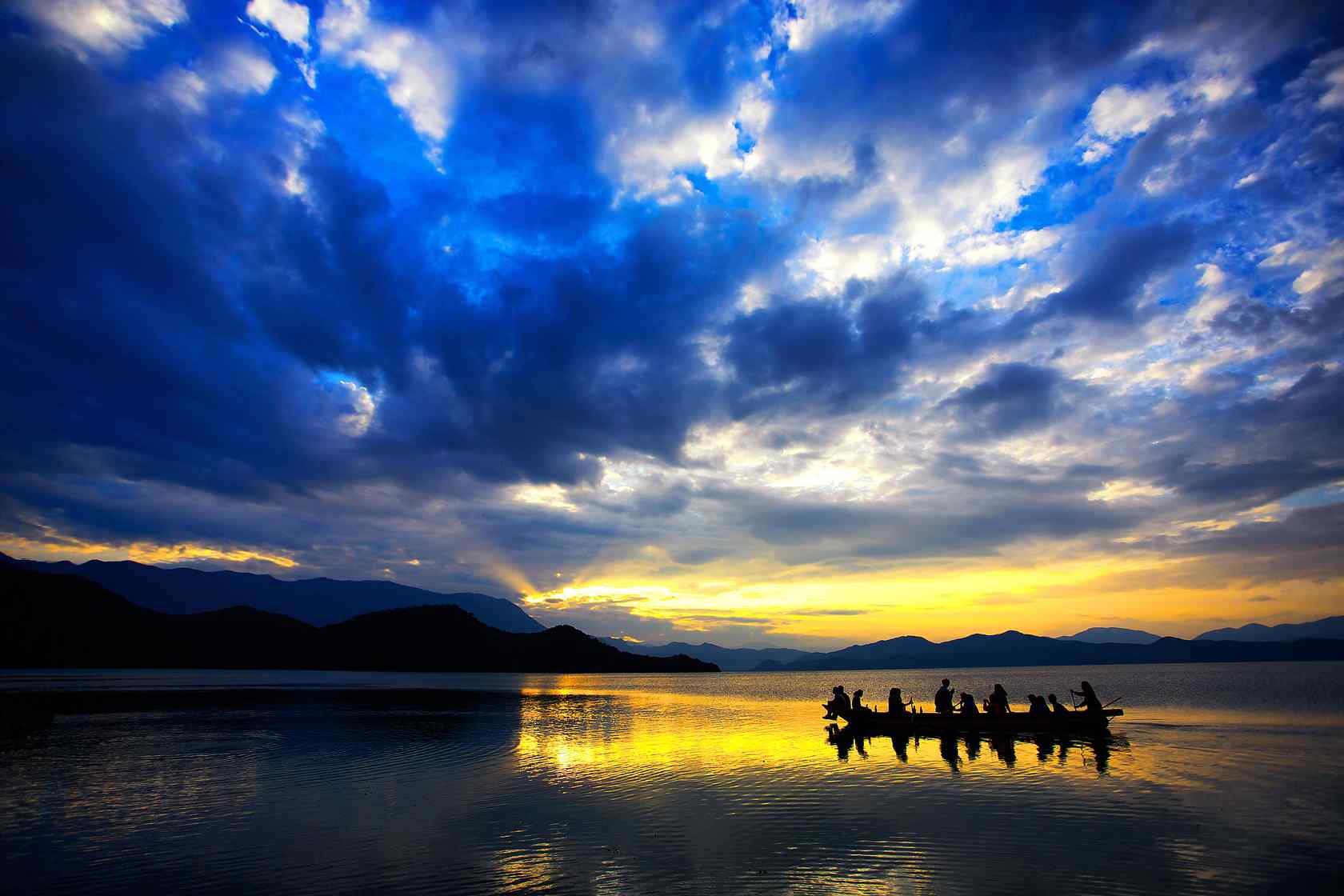 夕阳下的泸沽湖美景图片
