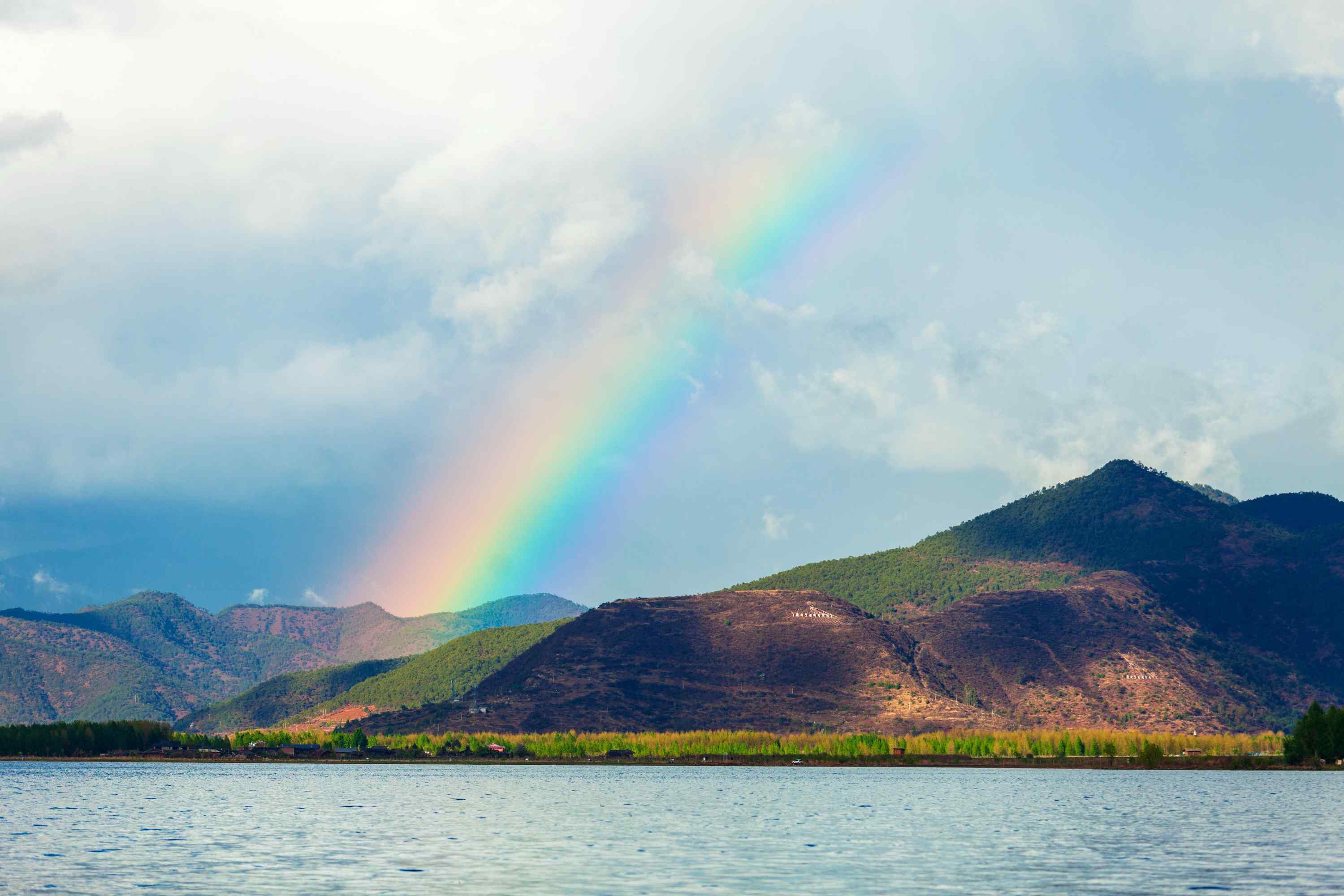泸沽湖上的彩虹风景图片