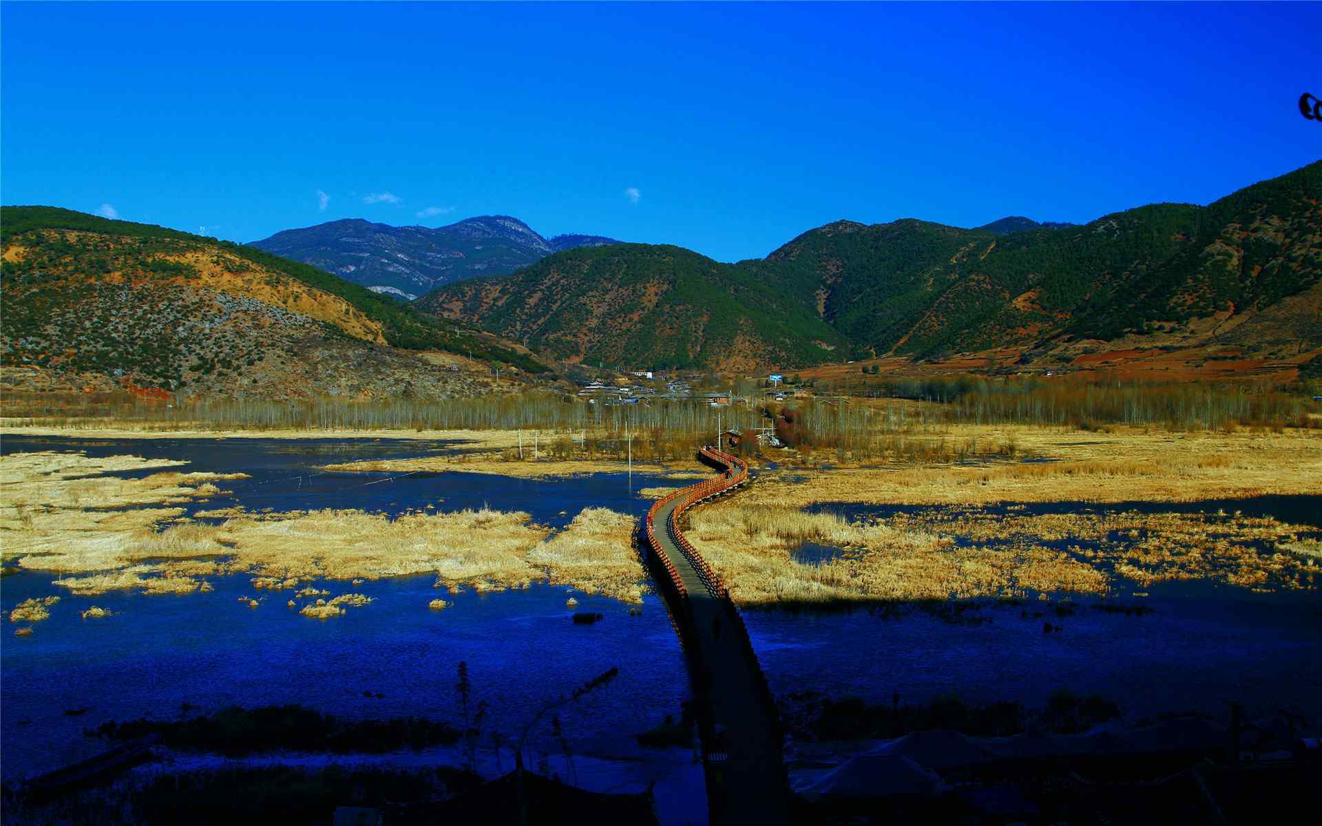 泸沽湖走婚桥蔚蓝色风景图片