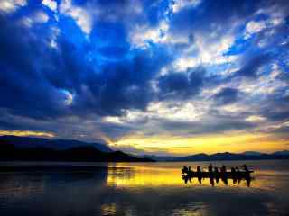 夕阳下的泸沽湖美景图片