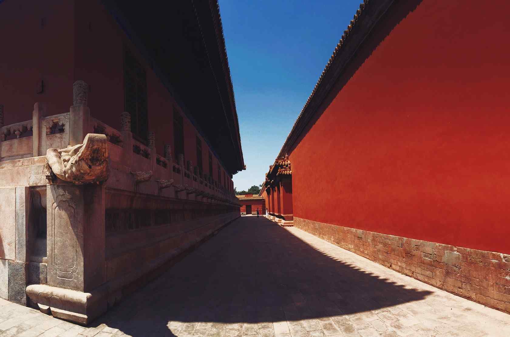 故宫里面长长的红墙走廊桌面壁纸