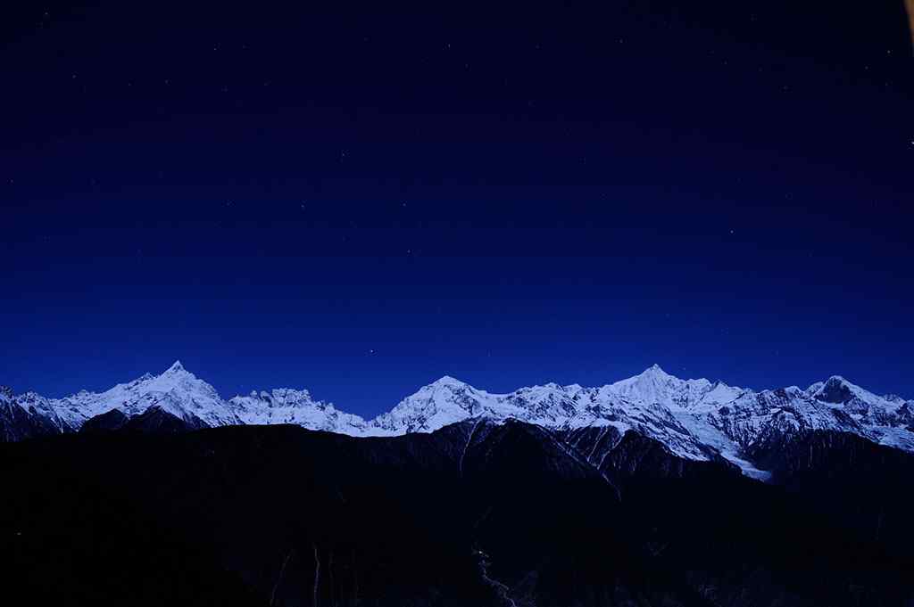 中国最美山峰之蓝天下的梅里雪山