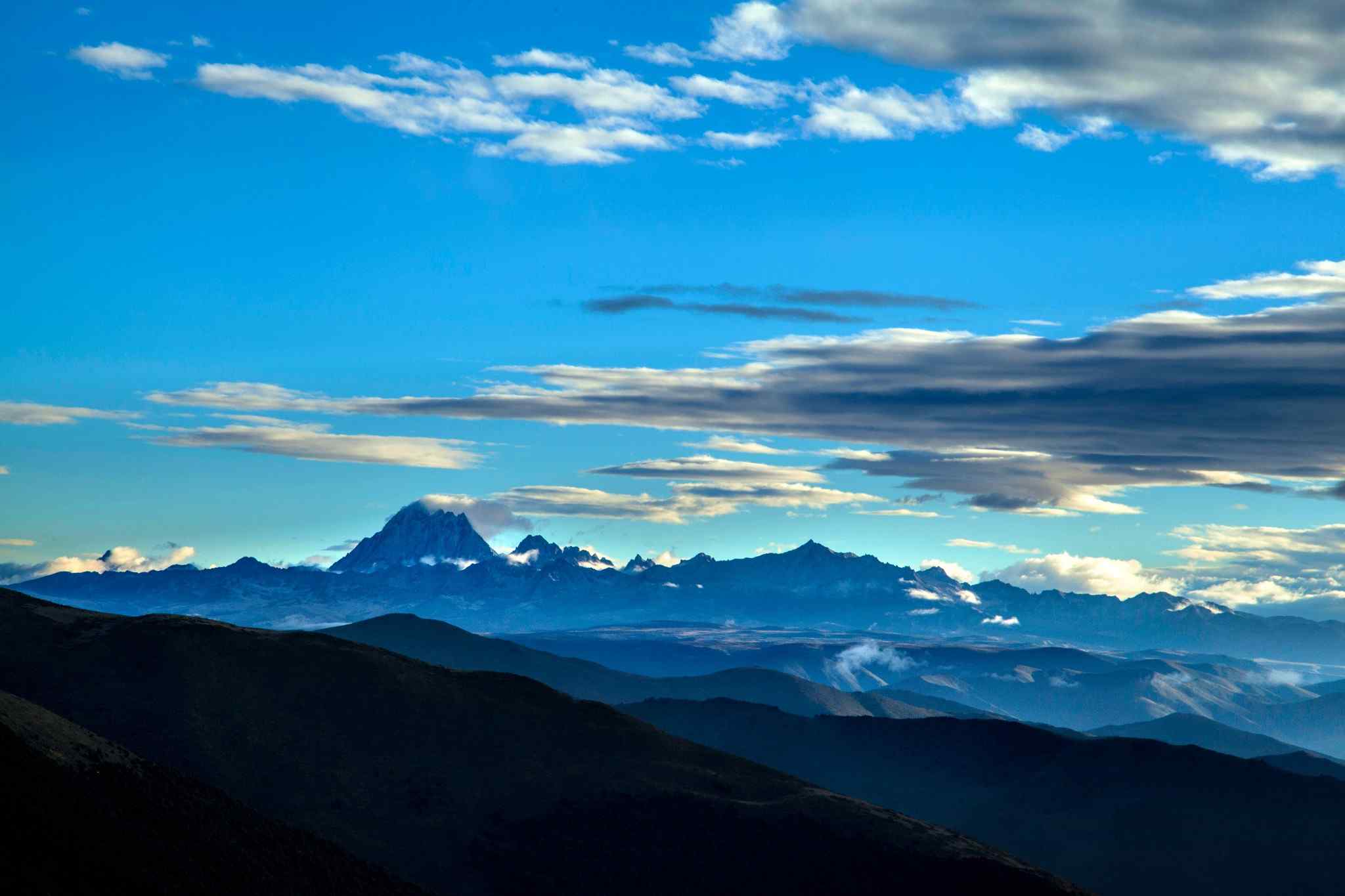 中国最美山峰之蓝天下的三神山