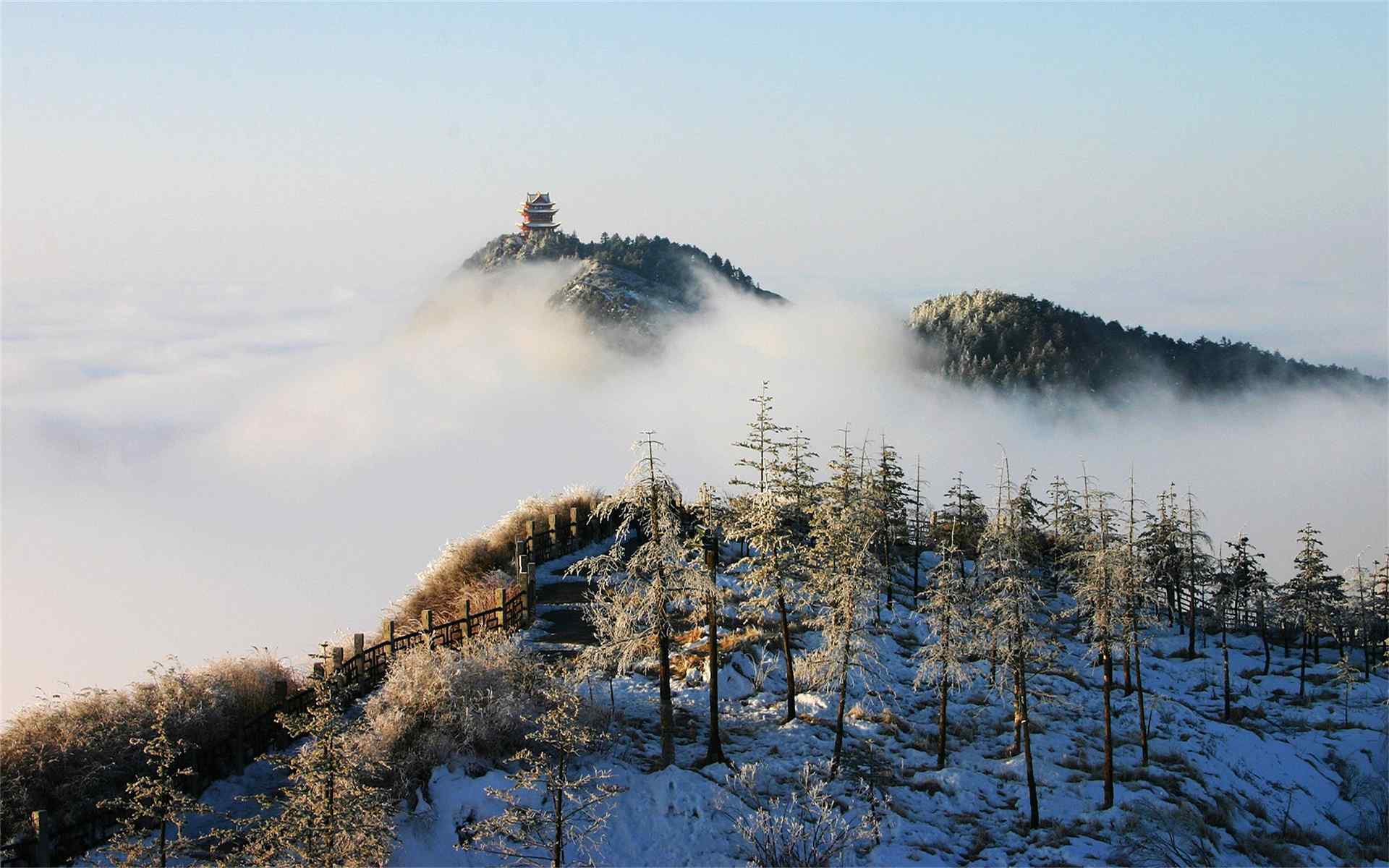 中国最美山峰之峨眉山雪景桌面壁纸