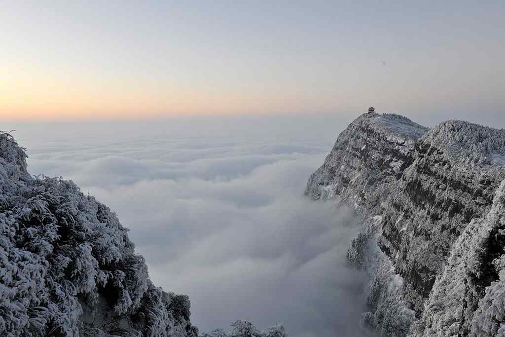 中国最美山峰之峨眉山雪景图片