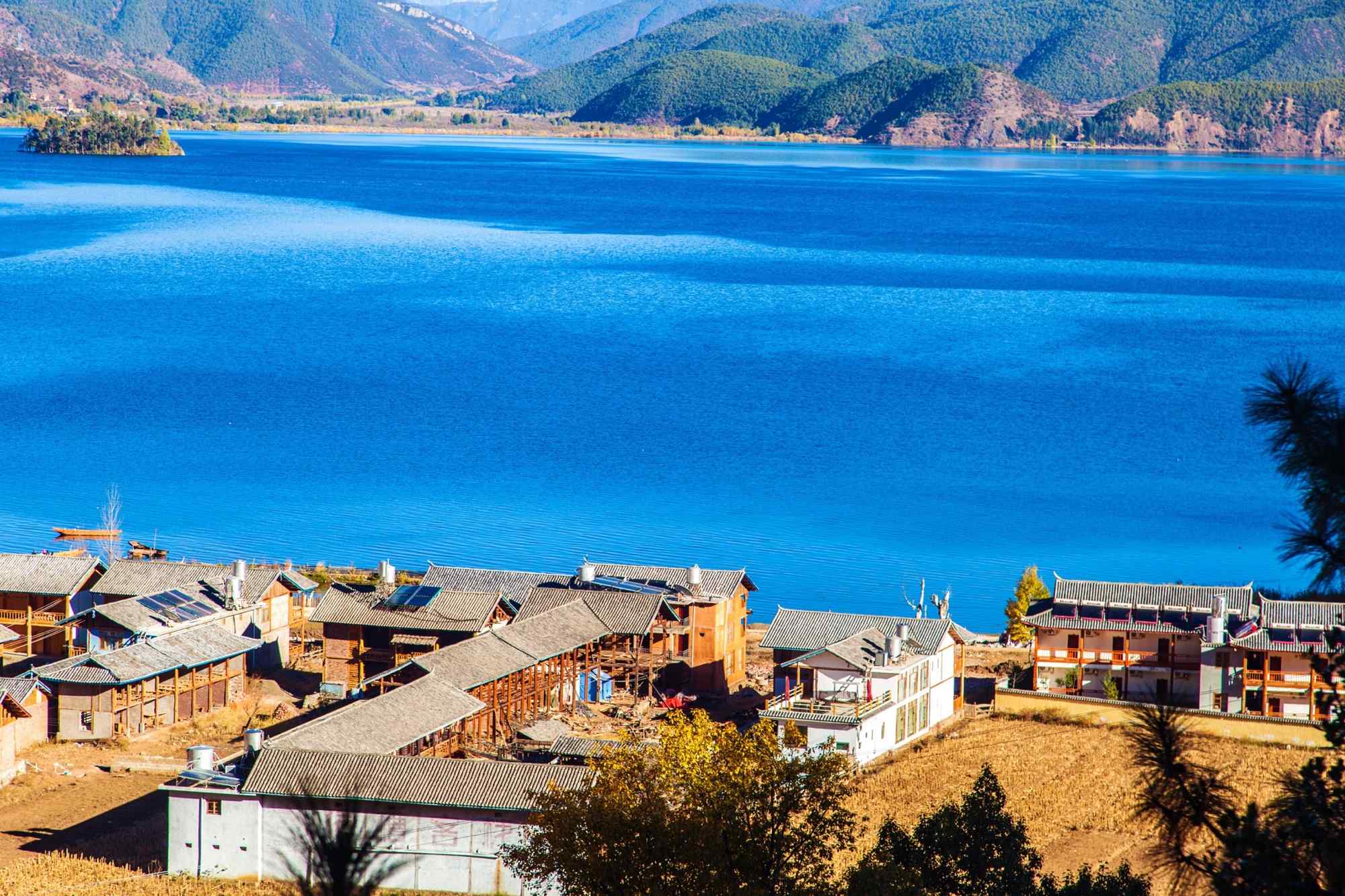 泸沽湖唯美风景桌面壁纸