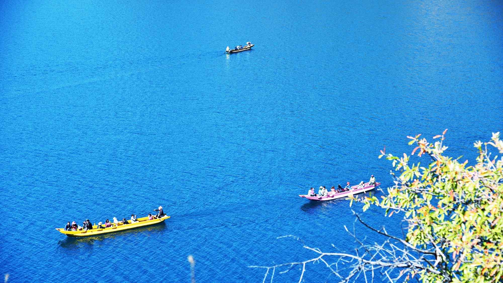 蓝色美丽的泸沽湖风景桌面壁纸